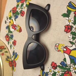 Chic Black Plastic Cat-Eye Sunglasses